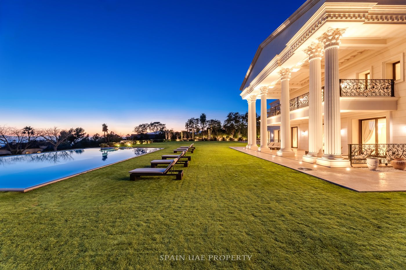 ClaudioVision — columnas y piscina de noche, Sierra Blanca