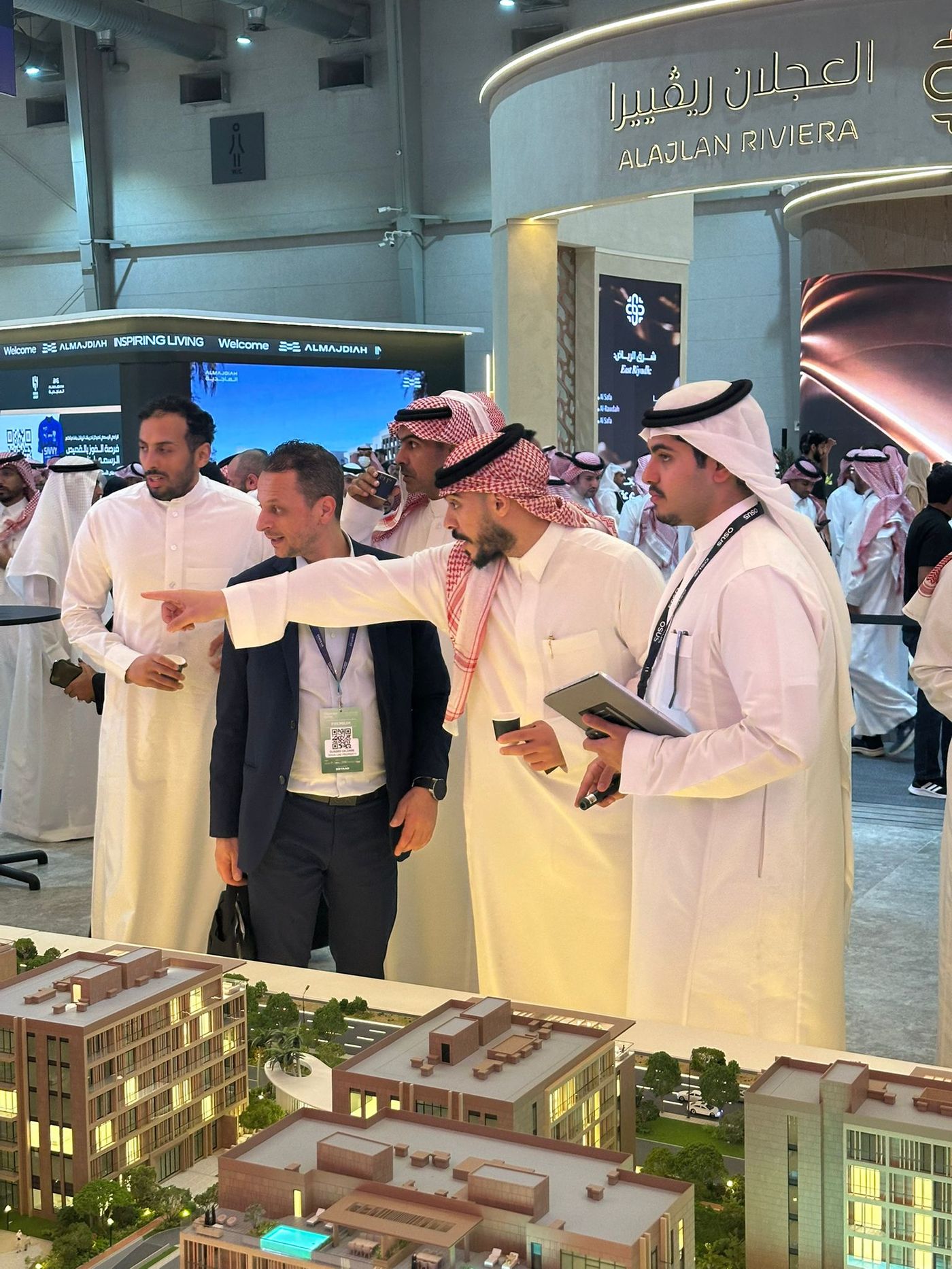 ClaudioVision — Claudio señalando, encuentro con delegación saudí