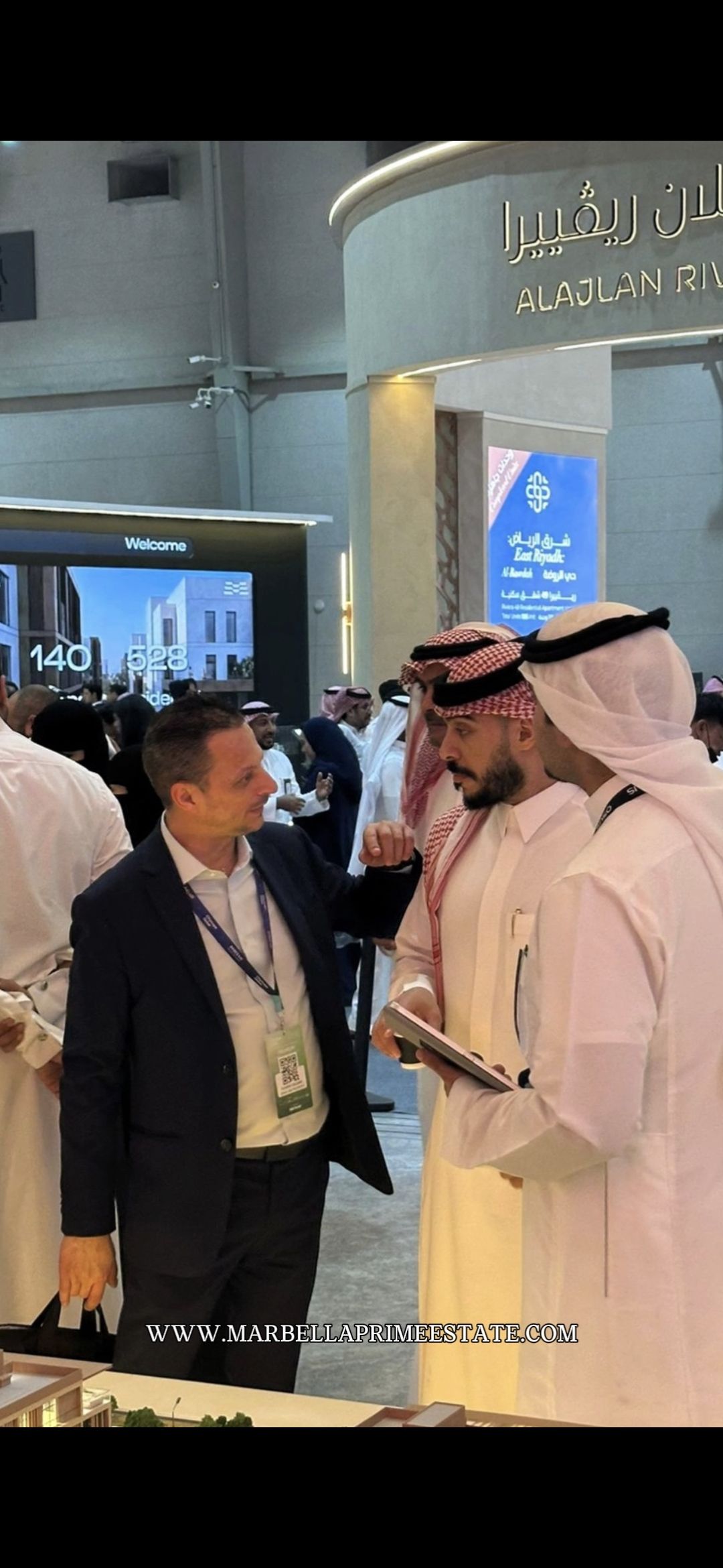 ClaudioVision — Claudio en conversación cercana con socios saudíes